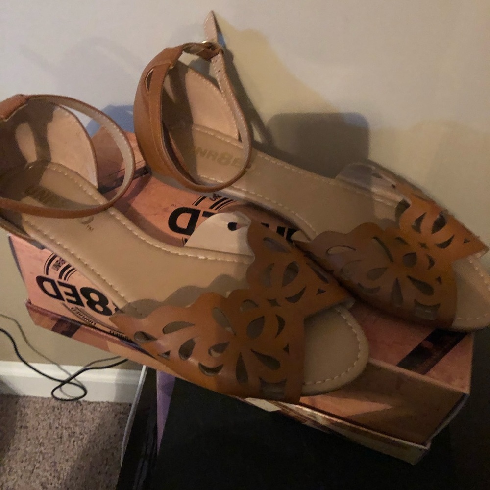 Tan sandal with ankle strap, size 9m
